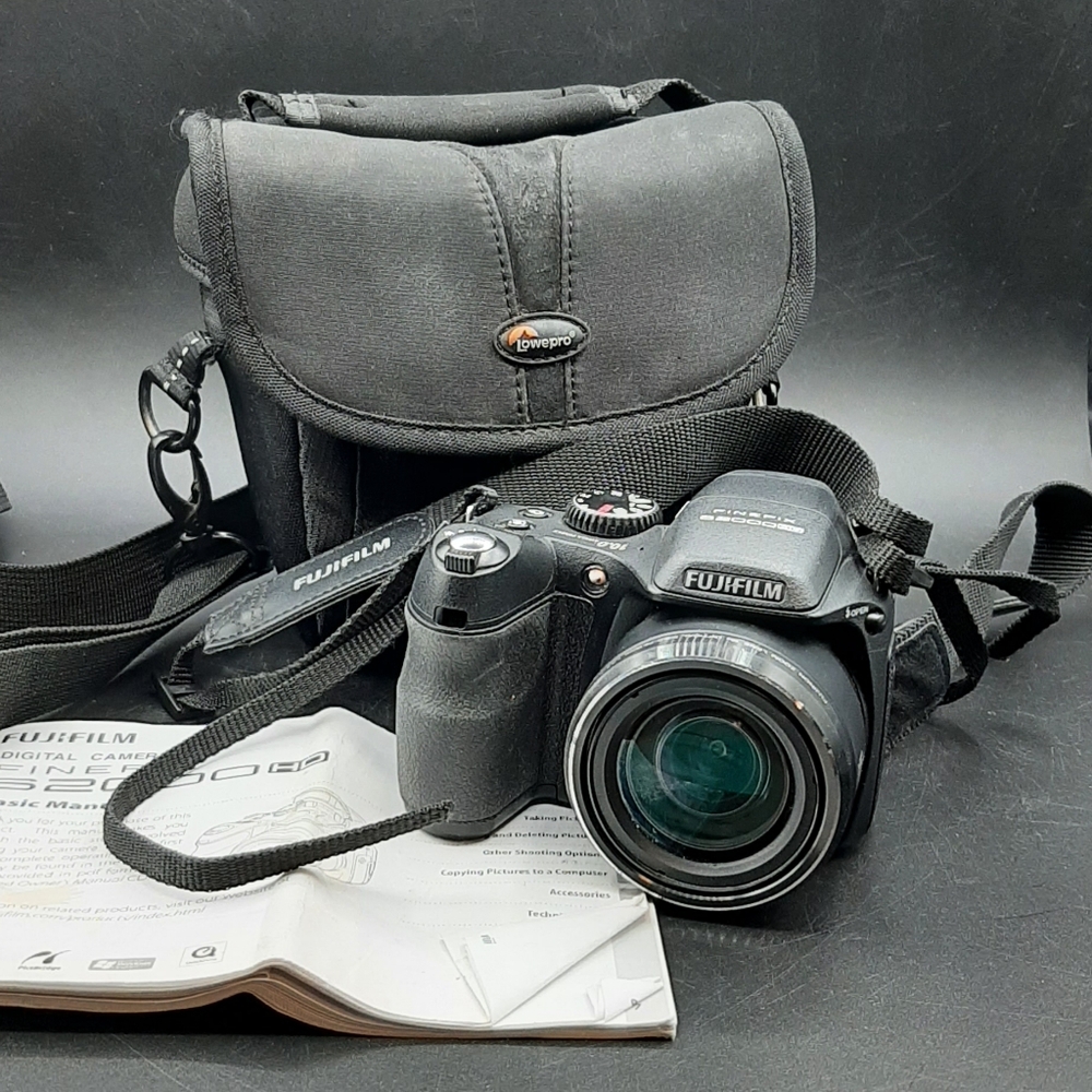 Fujifilm FinePix S Series S2000HD 10.0MP Digital Camera - For Parts Case Strap